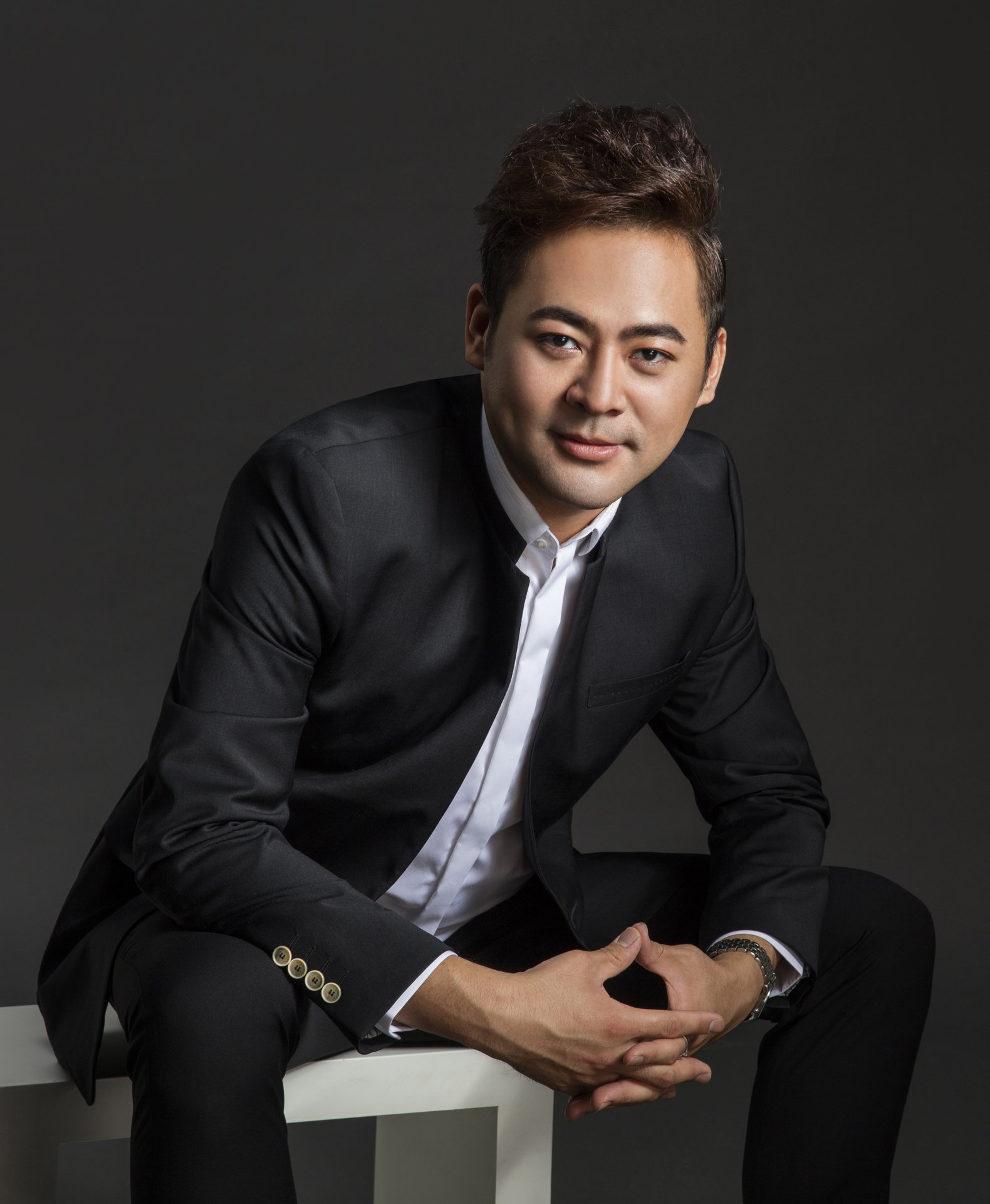 万草正传® 创始人毛勇,深色立领西装棚拍坐姿肖像